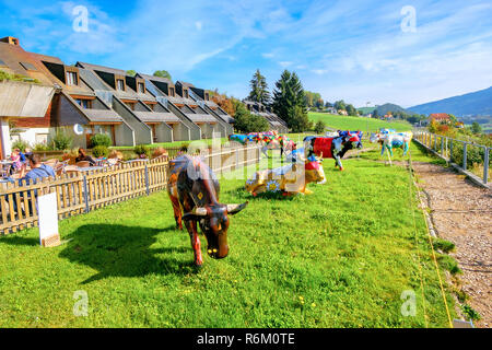 Landschaft mit bunten Ausstellung der gemalten Kühe im Motel de la Gruyère. Greyerzer, Schweiz Stockfoto