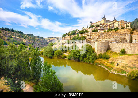 Blick auf den Fluss Tejo und Alcazar mit antiken Stadt auf einem Hügel. Toledo, Spanien. Stockfoto