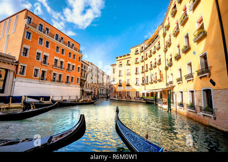 Landschaft mit Gondeln und farbenfrohe Gebäude Canal in Venedig in sonniger Tag. Italien Stockfoto