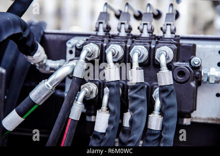 Die Hydraulikschläuche an den geringen Tiefenschärfe angeschlossen Stockfoto