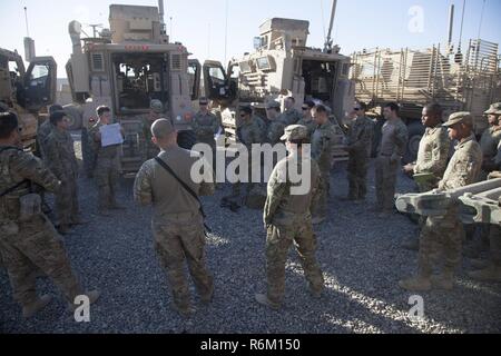 US-Armee Soldaten, eingesetzt zur Unterstützung kombiniert Joint Task Force-Betrieb innewohnende lösen und 2nd Brigade Combat Team, 82nd Airborne Division und die 94. mir Hund Ablösung, 5. Pionier-Bataillon, 1. Engineer Brigade zugewiesen hören Sie kurz vor dem Umzug auf eine neue Basis der Patrouille in Mosul, Irak, 25. Mai 2017. Die 2. BCT, 82. Abn. Div. ermöglicht ihr ISF-Partnern durch die Beratung und unterstützen Mission beitragen, Planung, Intelligenzansammlung und Analyse, Kraft, Schutz und Präzision wird ausgelöst, um die militärische Niederlage der ISIS zu erreichen. CJTF-OIR ist der globalen Koalition gegen Stockfoto