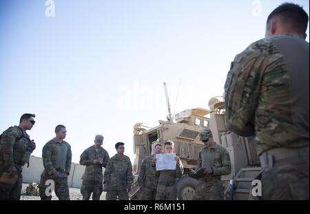 Soldaten der US Army, in Unterstützung kombiniert Joint Task Force-Betrieb innewohnende lösen eingesetzt und kurz vor seinem Umzug nach einer neuen Basis der Patrouille in Mosul, Irak, 25. Mai 2017 anhören, 2nd Brigade Combat Team, 82nd Airborne Division und die 94. mir Hund Ablösung, 5. Pionier-Bataillon, 1. Engineer Brigade zugewiesen. Die 2. BCT, 82. Abn. Div., ermöglicht ihr ISF-Partnern durch die Beratung und unterstützen Mission beitragen, Planung, Intelligenzansammlung und Analyse, Kraft, Schutz und Präzision wird ausgelöst, um die militärische Niederlage der ISIS zu erreichen. CJTF-OIR ist der globalen Koalition zur defea Stockfoto