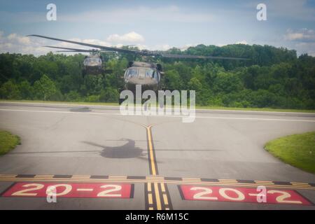 Zwei UH-60 Blackhawk Helikopter auf den zweiten Angriff Hubschrauber Bataillon zugeordnet, 82nd Combat Aviation Brigade Ansatz Concord Regional Airport für die Landung nach einem taktischen Fliegen über bei Coca-Cola 600 NASCAR in Charlotte, N.C., 28. Stockfoto