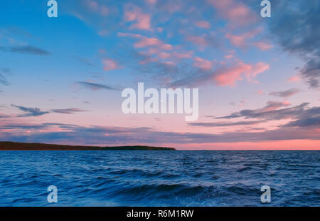 Rosa Wolken über den See Stockfoto