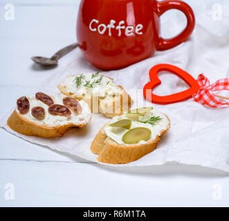 Sandwiches mit cremiger Käse, Wurst, Oliven und Dill Stockfoto