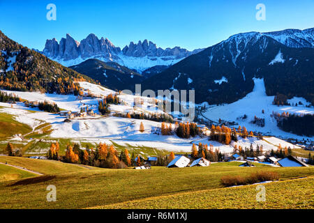 Panoramablick auf das Dorf St. Maddalena, Dolomiten, Italien Stockfoto