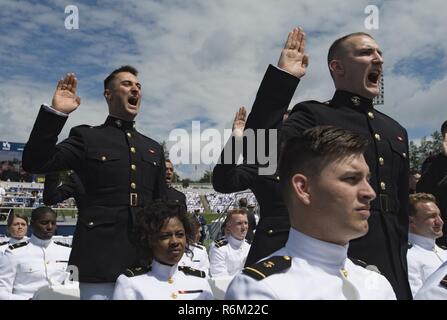 ANNAPOLIS, Md (26. Mai 2017) U.S. Naval Academy midshipmen aus der Klasse der 2017 den Eid bei der Graduierung und Inbetriebnahme Zeremonie an Navy-Marine Corps Memorial Stadium. Klasse in diesem Jahr graduiert 1.053 Männer und Frauen, einschließlich 768 Marine Fähnriche, 259 Marine Corps zweite Leutnants und 17 ausländische Offiziere. Stockfoto
