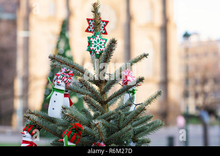 Handgefertigte Dekorationen am Weihnachtsbaum. Diy Ideen. Umwelt Konzept Stockfoto