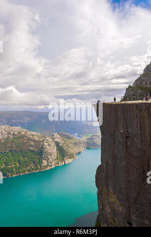 Preikestolen (Prediger Kanzel) ist eine Klippe über dem Lysefjord in der Nähe von Stavanger entfernt. Norwegen Stockfoto