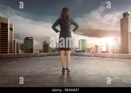 Rückansicht des asiatischen Business woman bei Sonnenuntergang betrachten Stockfoto