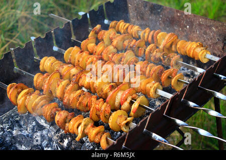 Kartoffel Spieße mit Speck. Marinierte schaschlik Zubereitung am Grill Grillen über Holzkohle Stockfoto