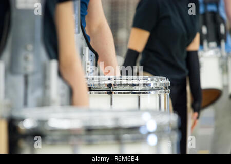 Details aus einer Musik-, Show- und Marching Band. Spielen Musiker mit Percussion Instrumente während der Show training Stockfoto