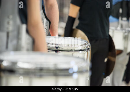 Details aus einer Musik-, Show- und Marching Band. Spielen Musiker mit Percussion Instrumente während der Show training Stockfoto