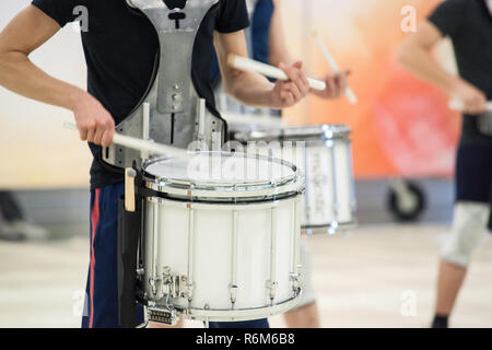 Details aus einer Musik-, Show- und Marching Band. Spielen Musiker mit Percussion Instrumente während der Show training Stockfoto