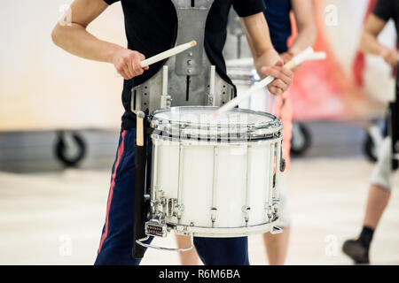 Details aus einer Musik-, Show- und Marching Band. Spielen Musiker mit Percussion Instrumente während der Show training Stockfoto