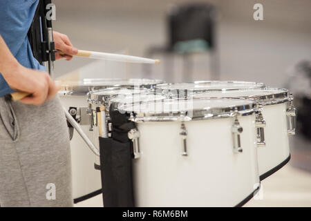 Schlaginstrument mit unterschiedlichen Quint gestimmte Trommeln, die im Drum Corps und CNC-Bands verwendet werden. Stockfoto