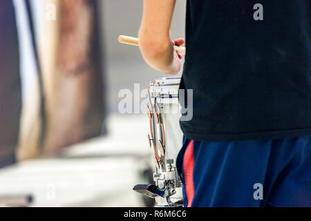 Details aus einer Musik-, Show- und Marching Band. Spielen Musiker mit Percussion Instrumente während der Show training Stockfoto