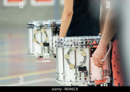 Details aus einer Musik-, Show- und Marching Band. Spielen Musiker mit Percussion Instrumente während der Show training Stockfoto