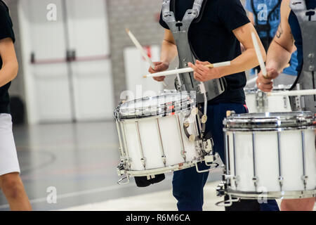 Details aus einer Musik-, Show- und Marching Band. Spielen Musiker mit Percussion Instrumente während der Show training Stockfoto