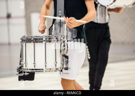 Details aus einer Musik-, Show- und Marching Band. Spielen Musiker mit Percussion Instrumente während der Show training Stockfoto
