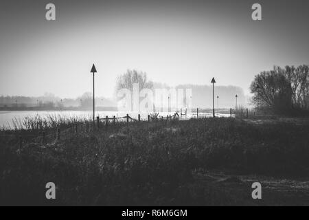 Red Krippe Beacons in einer Reihe auf kurze Kinderbetten entlang der IJssel zwischen Kampen und Zwolle Stockfoto