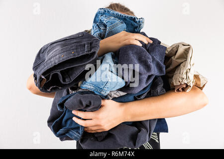 Frau mit riesigen Haufen Kleidung - Wäsche-Konzept Stockfoto