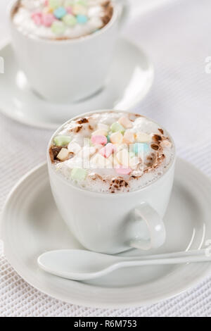 Babyccino - Zucker kostenlose warme Milch mit Milchschaum mit Marshmallows dekoriert Stockfoto