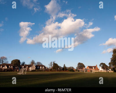 Öffnen Sie Gras Ebene mit Ziel Beiträge park Frühling blau bewölkter Himmel Stockfoto