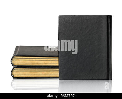 Geschlossene schwarze Buch ist die Verlegung auf weißem Hintergrund Stockfoto
