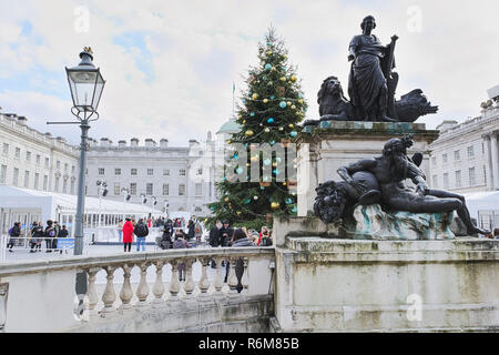 Weihnachtszeit in Somerset House in London. Weihnachtsbaum und Eislaufen. Stockfoto