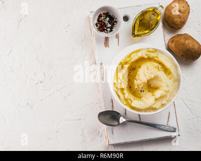 Kartoffelpüree auf Weiß konkreten Hintergrund Stockfoto