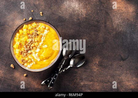 Blick von oben auf die Mango smoothie Schüssel mit Obst Stockfoto