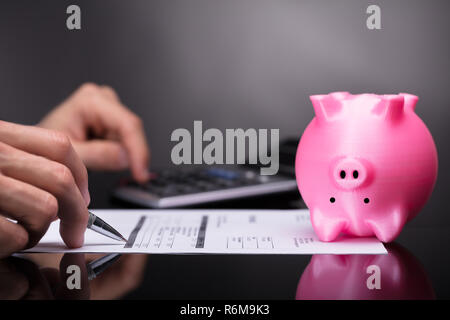 In der Nähe von rosa Sparschwein auf den Kopf Stockfoto