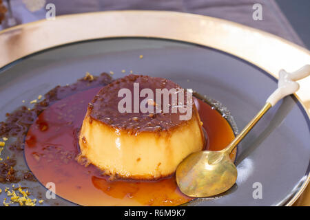 Creme Caramel Pudding mit leckerem Karamell Dressing Stockfoto