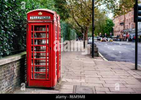 Traditionelle rote Telefonzelle in London City, England Stockfoto