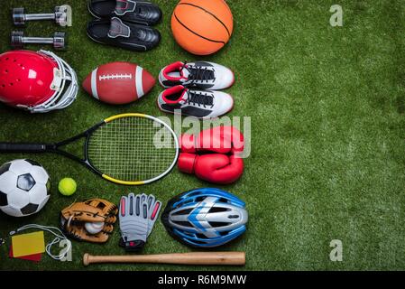 Verschiedene Sport Ausrüstungen auf Gras Stockfoto