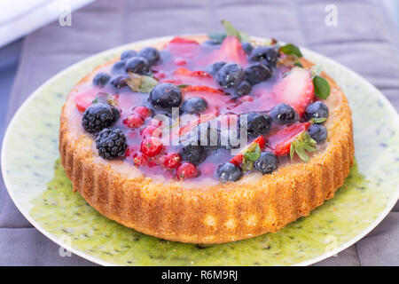 Ganze Torte mit Cranberry, Erdbeere, Heidelbeere und Blackberry Stockfoto