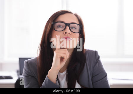 Nahaufnahme einer beabsichtigten Geschäftsfrau Stockfoto