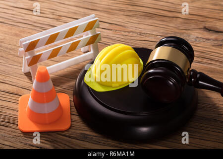 Hammer mit Straßensperre, Schutzhelm und Leitkegel Stockfoto