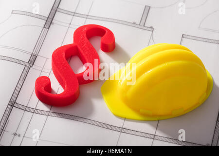 Schutzhelm und Absatz Symbol auf Blueprint Stockfoto