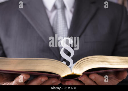 Richter Holding Gesetz Buch mit Absatz Symbol Stockfoto