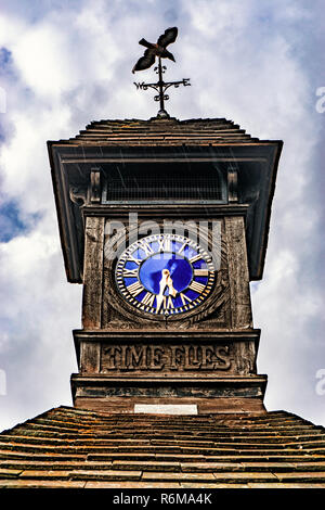 Die Zeit fliegt, sehr alte Uhr, draußen an einem regnerischen Tag Stockfoto