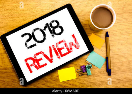 Handschriftliche Bildunterschrift angezeigt 2018 überprüfen. Business Konzept schreiben für Feedback zu Fortschritten auf Tablet Notebook geschrieben, Holz- Hintergrund mit Haftnotiz, Kaffee und Stift Stockfoto