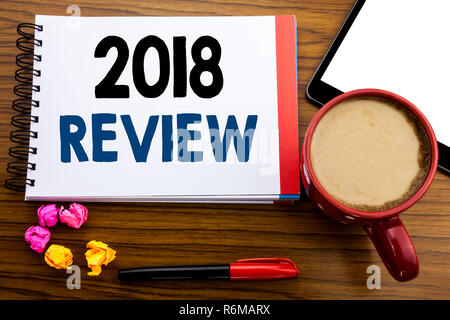 Handschriftlichen Text anzeigen 2018 überprüfen. Business Konzept schreiben Feedback zu Fortschritten auf notepad Hinweis Papier geschrieben, alte schwarze hölzerne Hintergrund in Office Anzeigen mit Stift und Tablett Stockfoto