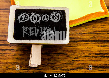 Handschriftlichen Text anzeigen 2018 überprüfen. Business Konzept für Feedback über den Fortschritt bei der Ankündigung Board auf dem Holz Holz Hintergrund geschrieben. Stockfoto