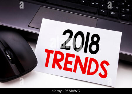 Konzeptionelle Hand schreiben Bildunterschrift Inspiration zeigen 2018 Trends. Business Konzept für Trenddaten Vorhersage auf haftnotiz Papier auf der schwarzen Tastatur Hintergrund geschrieben. Stockfoto
