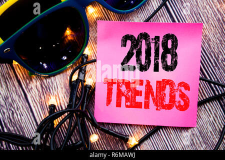 Hand schreiben Bildunterschrift angezeigt 2018 Trends. Business Konzept für Trenddaten Vorhersage Kurznotiz leere Papier Hintergrund mit Kopie Raum mit Sonnenbrille geschrieben Stockfoto