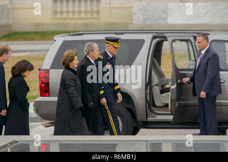 Ehemaliger Präsident George W. Bush, 43. Präsident der Vereinigten Staaten und seine Frau ehemalige First Lady Laura Bush, sind an der Unterseite der Schritte im United States Capitol begleitet, bevor die Übertragung der Schatulle von George H.W. Bush, 41. Präsident der Vereinigten Staaten, von der United States Capitol an der Washington National Cathedral in Washington, D.C., Dez. 5, 2018. Fast 4.000 militärische und zivile Personal aus über alle Niederlassungen der US-Streitkräfte, einschließlich der Reserve und der National Guard Komponenten, sofern zeremoniellen Unterstützung während George H.W. Bush, der 41. Präsident der Stockfoto