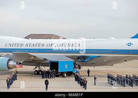 181205-D-NB 178-0219 Joint Base Andrews, Md (31. 5, 2018) US-service Mitglieder mit der Feierlichen Ehrengarde und US Air Force Band am Stand bereit, als der Sarg von George H.W. Bush, der 41. Präsident der Vereinigten Staaten, bereitet die Andrews Air Force Base, Md., Dez. 5, 2018 abzuweichen. Fast 4.000 militärische und zivile Personal aus über alle Niederlassungen der US-Streitkräfte, einschließlich der Reserve und der National Guard Komponenten, sofern zeremoniellen Unterstützung während George H.W. Bush, der 41. Präsident der Vereinigten Staaten Staatsbegräbnis. (DoD Foto von U.S. Navy Massenkommunikation Specialis Stockfoto