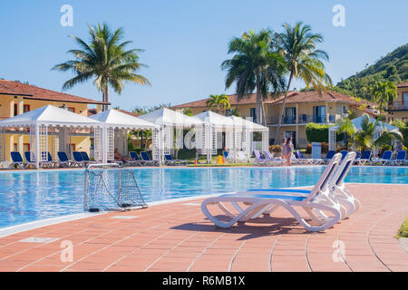 Zwei pool Liegestühle in der Nähe von einem schönen Pool in Jibacoa Kuba. Stockfoto